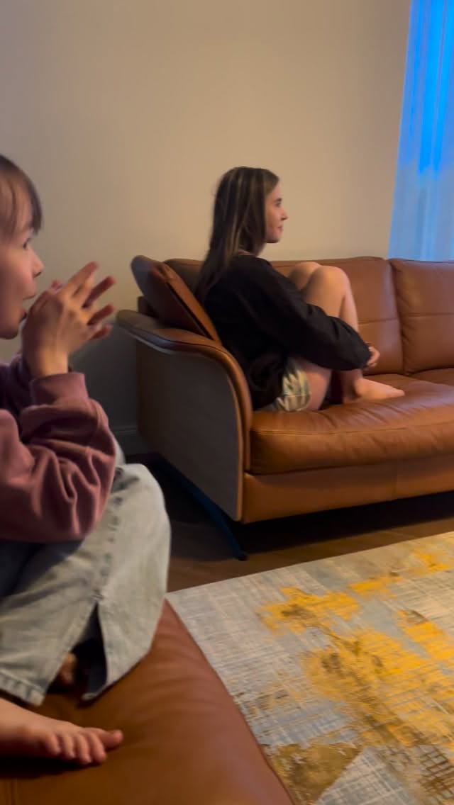 Sain emadepäevaks lilli otse peenrast, kiidukirju, meisterdusi, kaks kõrvuni naeratusega tantsulast Pärnust karikatega ja eriliselt vahva @aab.marta “emme ma olen telekas” momendi ❤️ Ise poleks nii hästi küll hakkama saanud. Fännklubi rivistus ja no nii pikalt vb mõni perest polegi AKd veel vaadanud 🙈 Homme uus päev täis armastust ja indu, et pakkuda oma lastele seda, mis neid õnnelikuks teeb. #proudmommoment #minulapsed #pere #emadepäev