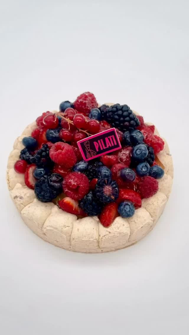 🌸 Le Forestier est de retour cette semaine 🌸
Pour célébrer le printemps, le retour des beaux jours, des fruits rouges… et le 1er mai, retrouvez notre Forestier, l’un de vos gâteaux préférés 🍓
✨ Un dessert tout en légèreté :
• biscuit amande
• crème légère à la vanille
• généreux mélange de fruits rouges
Un gâteau frais et délicat, parfait pour terminer un repas en douceur.
🌿 Pensez également à réserver vos brins de muguet pour le 1er mai !
Quantités limitées, il n’y en aura pas pour tout le monde.
🕢 Nous serons ouverts le 1er mai de 7h30 à 13h.
📍 Pâtisserie Pilati par Fabrice Fernandes
#fruitsrouges #roanne #1ermai #loiretourisme #biscuit