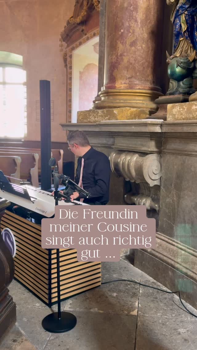 „Die Freundin meiner Cousine singt auch richtig gut.“
Diesen Satz hören wir so oder so ähnlich tatsächlich immer wieder. Und ja — es gibt viele Menschen, die schön oder sogar richtig gut singen können.
Aber auf einer Hochzeit zu singen, ist tatsächlich nochmal was ganz anderes.
Es gibt kaum Situationen, in denen man musikalisch so sehr im Mittelpunkt steht. Dieser eine Moment — der Einzug, das Ja-Wort, DER Song — lässt sich nicht wiederholen. Der Ton muss sitzen. Die Emotion muss passen. Und gleichzeitig stehen da oft zwei unglaublich nervöse Menschen vor einem, dazu Familie, Freunde, Erwartungen, Aufregung und ganz viel Gefühl im Raum.
Selbst wir als Profis haben vor Trauungen manchmal noch Respekt vor diesem Moment. Und genau das ist auch wichtig.
Der Unterschied liegt oft nicht nur in der Stimme, sondern in der Erfahrung. Darin, trotz Emotionen ruhig zu bleiben. Sich nicht von der Nervosität anstecken zu lassen. Den Moment tragen zu können.
Und dann gibt es noch die Dinge, die viele gar nicht sehen:
professionelle Technik, Soundcheck, Backup-Lösungen, mehrere Anlagen, zuverlässige Abläufe, schnelle Umbauten, gutes Timing und das Wissen, worauf es bei Hochzeiten wirklich ankommt.
Genau deshalb solltest du auch einen Profi für deine Hochzeit buchen, wie zum Beispiel uns, denn wir sorgen nicht nur für schöne Musik, sondern auch für Sicherheit und Ruhe, damit du deinen Tag einfach genießen kannst. ✨
Schreib mir jetzt gerne eine Nachricht und schicke mir deine Anfrage — ich freue mich drauf. 💜
#profimusiker #hochzeitssängerinstuttgart #hochzeitsmusik