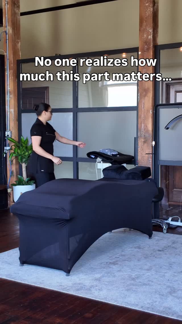 Most people don’t realize how hard it is to relax during an appointment.
Your neck isn’t supported.
Your body is holding tension.
You’re trying to “stay still” instead of actually resting.
This is the part no one talks about.
Before anything else, your body has to feel safe enough to settle.
That’s why I set this up the way I do.