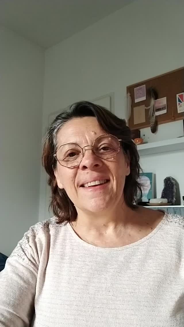 Cette semaine le conteur nous invite à revisiter avec lui notre histoire pour comprendre et mettre en lumière les trésors qu'elle recèle. Il va nous permettre de voir les cadeaux, la richesse, les potentiels que nous avons pu acquérir au long de notre chemin, de notre histoire. Permettez à votre conteur intérieur de vous aider à revisiter votre chemin pour mettre en lumière tous les enseignements que vous avez glanés au fil du temps. C'est une belle ouverture sur votre richesse intérieure qui va ouvrir la voie à l'abondance!
Belle semaine!
#connaissancedesoi #archetypes #ame #oracle #ombreetlumiere