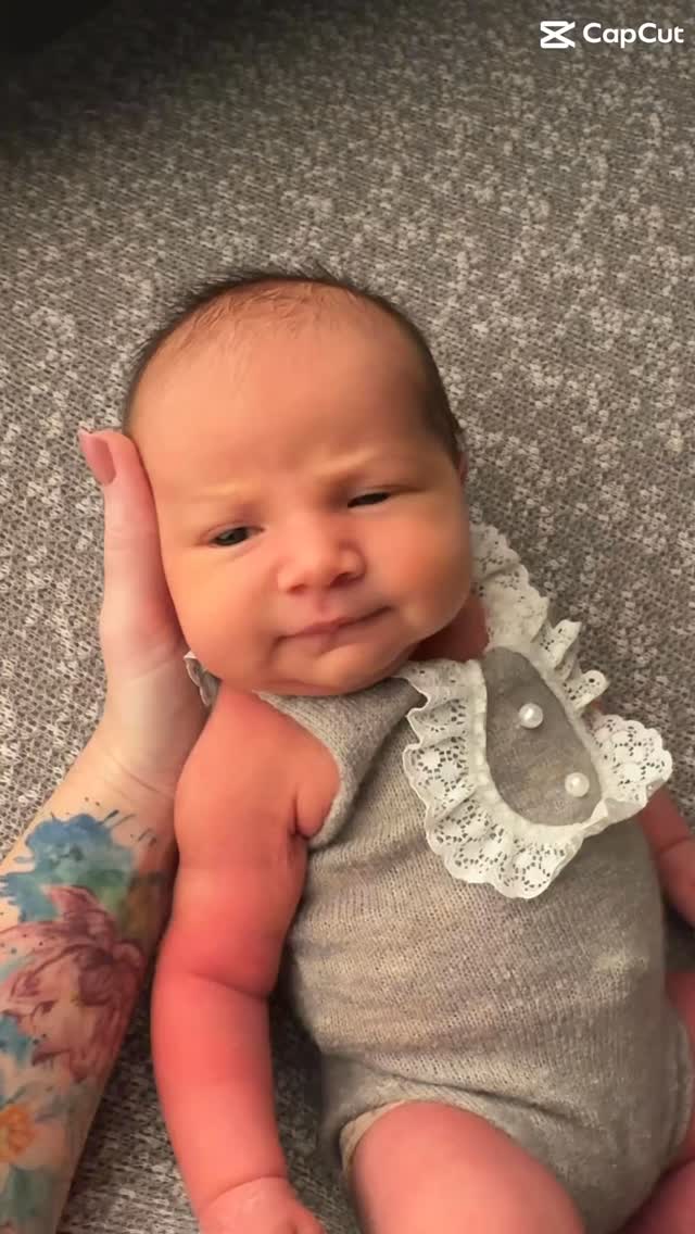 Calm babies are my favorite 😏
.
.
.
.
.
.
.
.
#EugeneNewbornPhotographer #OregonNewborn #EugeneMoms #NewbornPortraits #EugenePhotography