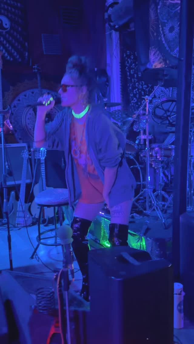 🎤 🔥 Lineage. This song and performance at @projectheartshine is a dedication. I’m covering @qveenherby ‘s song #BustahRhymes dedicated to her mentor @bustarhymes 🎤 @chipfu was Bustah’s mentor. That’s an epic lineage of American hip hop. As a white person who raps, it’s important to acknowledge an honor that lineage, while treating rap as the instrument and calling it is. 🙏🏼I’m covering this song but flipping it by putting it on bass music (my shitttt). This track is produced by @playerdave and @flybassmusic 🌊
Comment below some of YOUR favorite rappers - who inspires you?
Share with someone who needs this empowerment 🤘🏼
Follow for more rap shit
#consciousrap #SAS #rapartist #independentartists