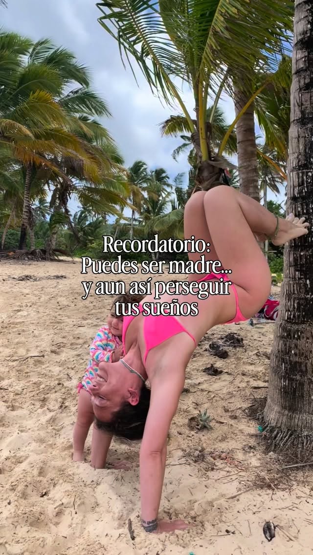 Durante años, el miedo fue mi brújula.
Tenía pánico a que la maternidad borrara a la mujer que tanto me había costado construir.
Hoy miro atrás y sonrío: la vida me ha demostrado que sí se puede.
No es el mismo ritmo de antes, lo sé. Es un tiempo adaptado, donde cada minuto tiene más sentido y es tratado con una ternura que antes no conocía.
🧘♀️ El yoga ha sido mi ancla. No solo para mantener el cuerpo a todo, sino para respirarlo todo como venga, flexibilizar también mi personaje y mi mente.
Aprender a sostener el caos y, al mismo tiempo, tener la capacidad de moldearme ante los cambios sin perder mi esencia.
No quiero darte una felicitación de tarjeta postal.
Como ayer me dediqué a cuidar a mis alumnas,
a estar con la familia y mis hijos 🥰
Hoy, te llega este escrito, a mi tiempo.
Quiero reconocer que todas maternamos algo:
un hijo, hijos estrella, un proyecto, un sueño, y que desde ese acto de amor se construye el mundo.
Felicidades a ti. Y gracias a nuestras madres, por habernos permitido estar aquí hoy.
🤍
#motherslove❤️ #yogafamilia #yogaeverydamday #yogaforall