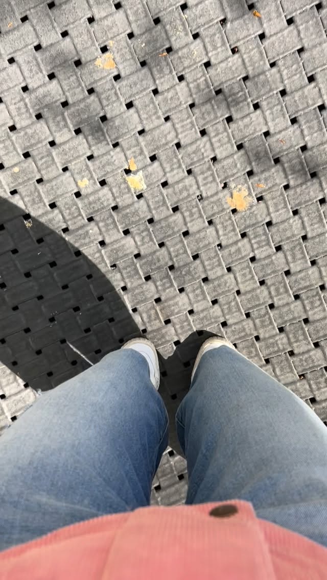 Jump Jump Jump
Um mich zwischendurch etwas aufzulockern gehe ich oft Trampolinspringen auf einem kleinen Spielplatz um die Ecke. Schlechte Laune ist dann wie weggeblasen und der Kreislauf kommt ordentlich in Schwung. Herrlich, diese kleine Auszeit.
Den Kopf frei bekommen. Gedanken kommen und gehen lassen. Wie an der Drehscheibe.
CL•AY — Ein Raum für Ruhe, Balance & kreative Entfaltung.
cl-ay.de
•
Jump Jump Jump
Whenever I need to loosen up a little, I often go trampoline jumping at a small playground around the corner. Bad moods seem to disappear instantly and my circulation really gets going. Such a wonderful little break.
Clearing my mind. Letting thoughts come and go. Like on a turntable. Ich
CL•AY — A space for calm, balance & creative unfolding.
cl-ay.de
#kopffrei
#auszeit
#trampolin
#bewegung
#mindset