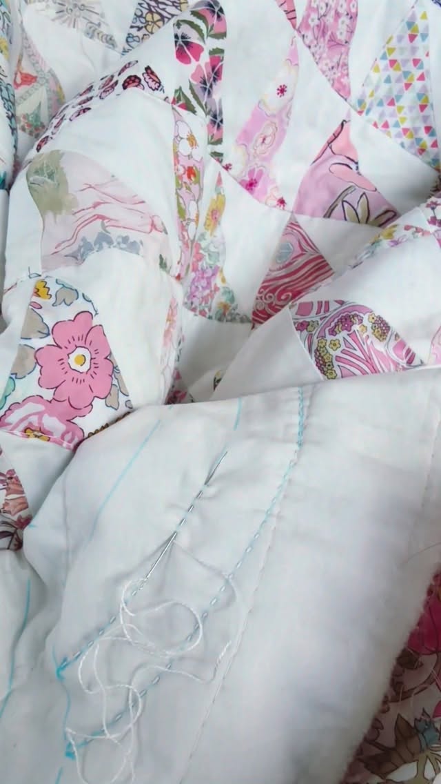 A sea of triangles. Hand quilting the border of Harriet this afternoon.
How about you?
#cuttingcloth #patchwork #quilt #handquilting #harrietquilt