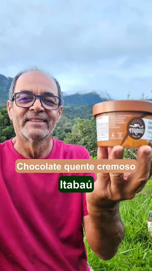 Nesse outono, tem Chocolate Quente Cremoso, feito com cacau belga, do @itabau_sorvetes, de São Bento do Sapucaí SP. O produtor Robson diz que consome o ano inteiro (ele mora nas montanhas, claro!) e avisa que a bebida pode ser preparada com leite ou com água (já que há leite em pó na composição). Deu vontade de experimentar? Garanta sua caixa (avulsa ou assinatura de 6 ou 12 meses) acessando o site (link na Bio). Entrega em cidades de MG e SP, onde o Sedex, despachado a partir de Gonçalves e São Paulo, não leve mais do que um dia. #mantiqueira #clubedeassinatura #pequenoprodutor #chocolatequentecremoso #diadosnamorados