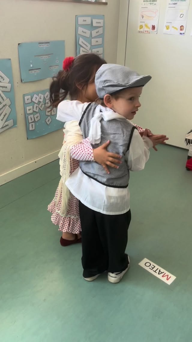 ¡Feliz San Isidro de parte de toda la comunidad educativa!
Ayer nuestro colegio se vistió de gala, claveles y parpusas para celebrar al patrón de Madrid.
Y para celebrarlo, nuestros alumnos, Adriana y Rodrigo, nos regalan este chotis tan especial.
¿Sabías que el chotis llegó a Madrid en el siglo XIX desde Centroeuropa? Aunque su origen es extranjero, los madrileños lo adoptaron con tanta chulería que hoy es el símbolo indiscutible de nuestras fiestas.
El secreto del chotis: el chulapo no se mueve de una baldosa y la chulapa lo hace girar. ¡Pura elegancia y compenetración!
Déjanos en los comentarios un 🥖 si vas a comer rosquillas hoy o un 🌸 si te vas a vestir de chulapo/a.
#micolelapurisimamadrid #colegiolapurisimamadrid #fundacionefi