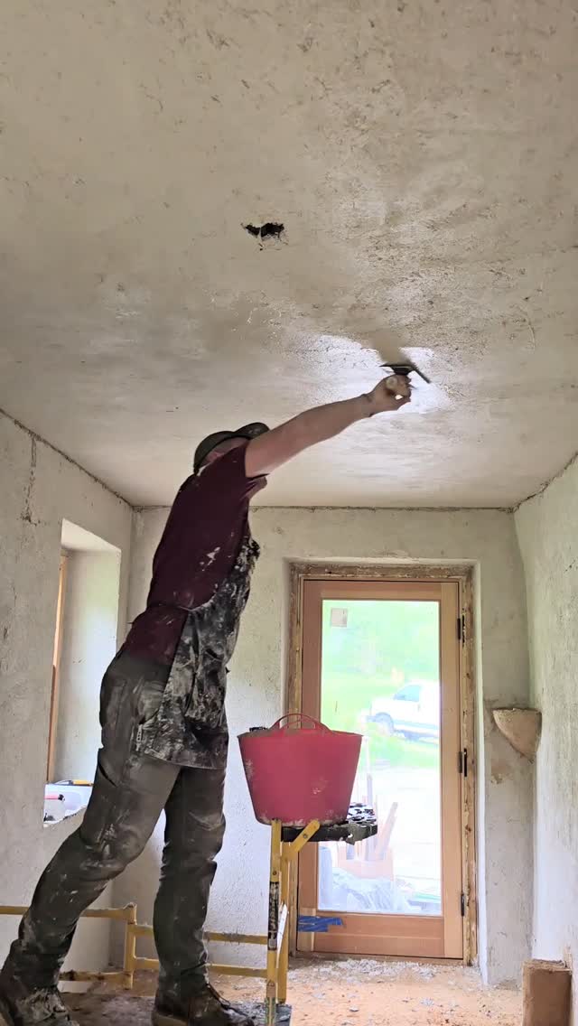 #sneakpeek of @theartofplaster applying a white #clayplaster to our ceilings
#overthemoon #sohappyicouldcry #naturalrenovation