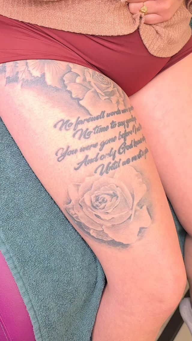 Deze tekst tattoo op haar been een mooie upgrade gegeven 👀 Soms maken kleine details het grootste verschil. Wat vinden jullie van deze glow up?
#tattooglowup
#finelinetattoo
#legtattoo
#tattooartist
#tattooinspo