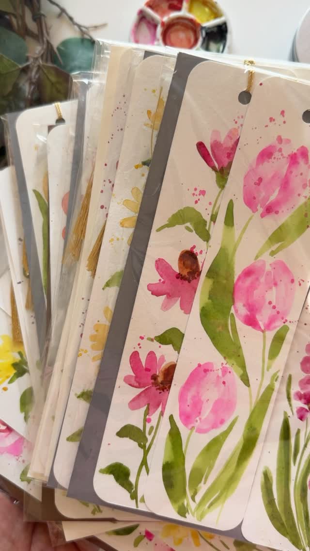 Bunch of pretty watercolor loose floral bookmarks I painted recently for @makermarketcollective store! These would make the perfect Mother's day gift for all the book loving mamas❤️ Which one do you like the most?
.
.
.
.
#watercolorpainting #looseflorals #watercolor #bookmarks #watercolorillustration