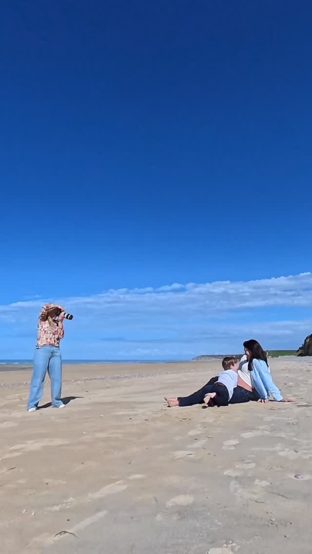 Le genre de séance où il ne faut pas grand-chose.
Un bord de mer, des jeux avec Marceau et ses parents…et l’attente de ce bébé qui arrive bientôt.
Pas besoin de faire compliqué.
Les plus beaux moments viennent souvent naturellement : courir dans le sable, rire, se serrer fort, laisser les enfants vivre la séance à leur rythme.
C’est exactement ce que j’aime capturer.
Des souvenirs simples, vivants, et surtout vrais 🧡