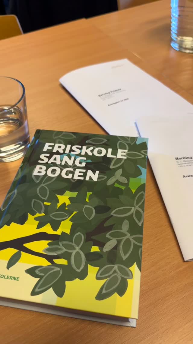DA VI VAR SAMLET FOR EN UGE SIDEN til skolens årlige generalforsamling, mødte både bestyrelsen, skolens ansatte og forældrene talstærkt frem 😃
På mødet var der gennemgående stolthed og tilfredshed i både årsberetningen fra bestyrelsens formand, tilsynsrapporten fra skolens tilsynsførende og i gennemgangen af skolens regnskab 🤩
Efter kampvalg til bestyrelsen, endte vi med den kompetente flok, du ser på billederne, som - i stærkt fællesskab med skolens ledelse - kommer til at stå i spidsen for Herning Friskole det kommende år ☺️
TAK til alle for at møde op - og til kandidaterne for at stille op! Det er en sand fornøjelse med jeres store engagement og jeres lyst til at sikre, at vi fortsat kan være den allerbedste skole for vores elever og ansatte fremover 🙌
Flere af aftenens indlæg cirklede om #fællesskabet og friskoleånden - og vores faste morgensamlinger med fælles morgensang som et tydeligt bevis på netop de to ting.
Derfor skulle vi selvfølgelig også synge et par af de nye sange fra #Friskolesangbogen 🎶📕
Det gik rigtig fint - efter lidt øvelse - men åbenbart ikke godt nok til, at vi huskede at filme det 🫣 Så det må du have til gode til næste års generalforsamling ☺️
#HerningFriskole #Generalforsamling #EtGodtStedAtLæreVæreOgVokse