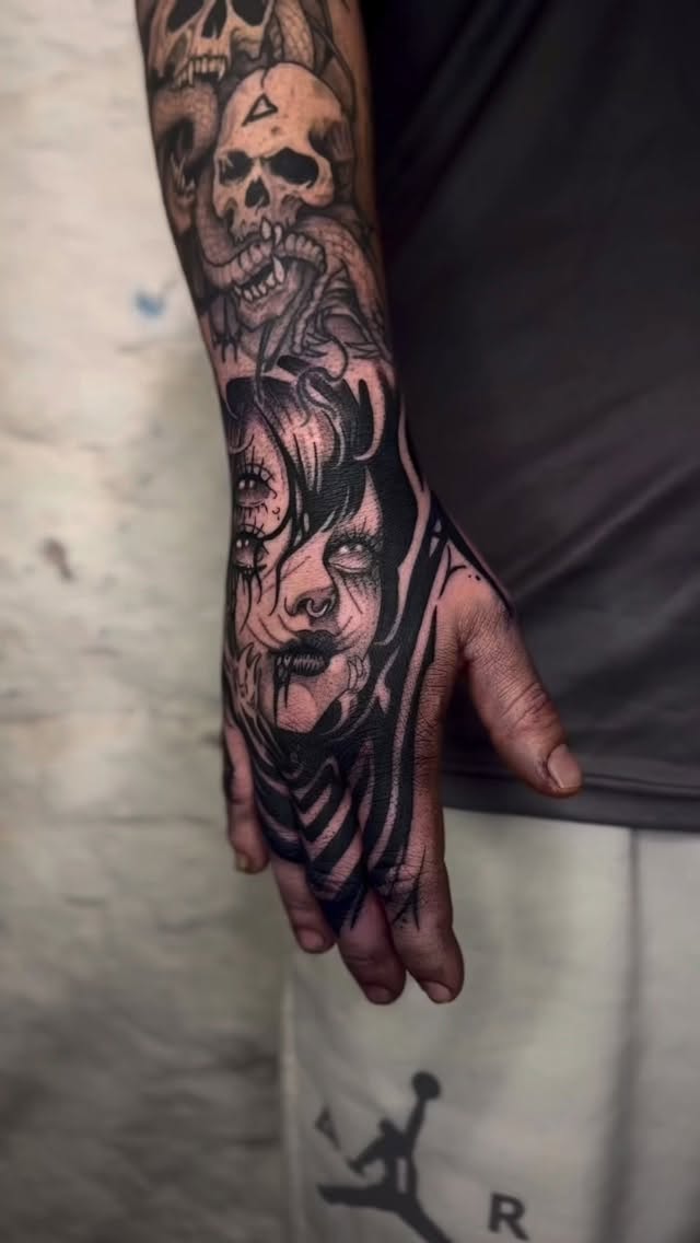 Willkommen bei Silver Tattoo Art Regensburg. 🖤
Ein Studio, in dem unterschiedliche Styles, Persönlichkeiten und Ideen zusammenkommen.
Egal ob erstes Tattoo, neues Piercing oder das nächste große Projekt — wir nehmen uns Zeit für eure Vorstellungen und setzen sie gemeinsam mit euch um.
Von Fineline bis Dark Art, von kleinen Details bis zu großflächigen Arbeiten — jedes Motiv erzählt seine eigene Geschichte. Genau das macht diesen Job für uns jeden Tag aufs Neue spannend.
📍 Wahlenstrasse 7, Regensburg
📱www.silvertattoo.de
📥 silvertattooart@gmail.com
