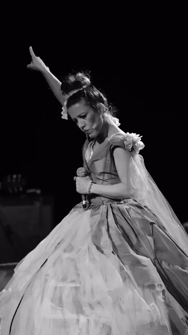 Un gigantesque big up pour les contributeurs au projet « Madame Paule à Avignon » !
Elle a choisi l’option « Je suis complètement fan de Madame Paule » :
- @valerie.adrian.9 💕
Elle a choisi l’option « Je soutiens le projet » :
- @pascaleinteriordesign 🎶
Il a choisi l’option « Comme Madame Paule, j’ai ma liberté »
- Jean Hache ✨
Grâce à toutes ces merveilleuses contributions, nous sommes déjà à 52% de notre collecte pour envoyer Madame Paule en Avignon !!!
Et en plus ils auront droit à de supers contreparties !
Et vous, quelle option choisirez-vous ?
LINK IN BIO
https://www.helloasso.com/associations/ideals-theatre/collectes/madame-paule-mise-a-nue
#soutien #spectaclevivant #thankyou #culture #music