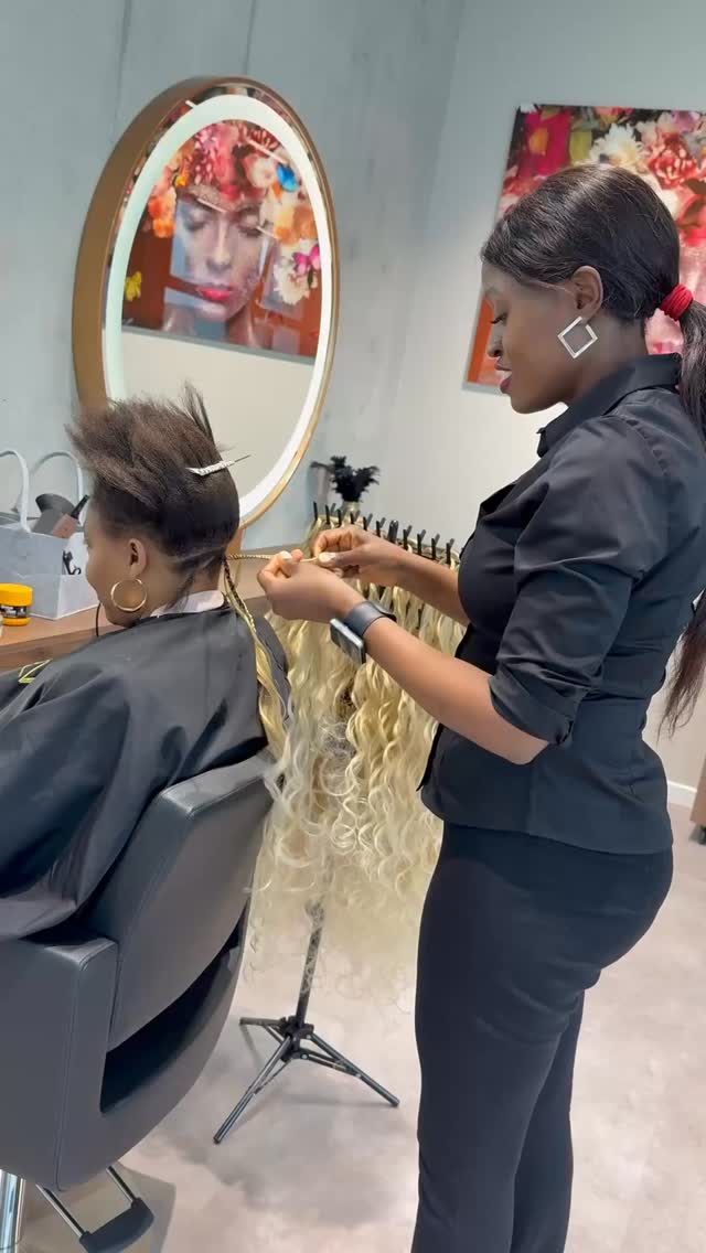 BIG NEWS 🔥
Schon bald gibt’s bei uns im Salon auch BRAIDS 😍✨Wir haben so lange darauf hingearbeitet und freuen uns riesig auf dieses neue Kapitel!
Und glaubt uns … das ist erst der Anfang 👀Da kommt noch viiiiel mehr 🚀🔥
Bleibt gespannt 🤍
#wolfsburg #braid #afro #hair #braidstylist