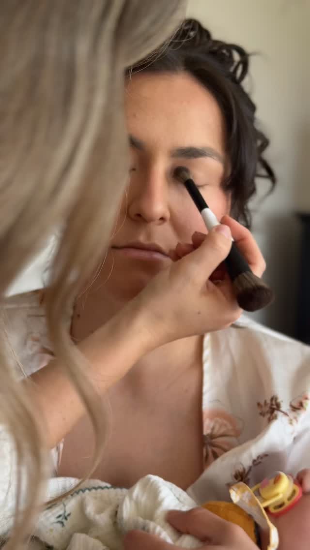 So schön, wenn ein Hochzeitstag genau so beginnt 🤍
mit Zeit zum Ankommen, Lachen und einfach genießen.
Ich durfte meine Liebe Freundin an ihrem großen Tag stylen und wir sind gemeinsam in den Morgen gestartet, bevor es zusammen zum Standesamt ging ✨
Eine romantische, lockere Frisur und ein soft mattes Augen-Make-up, das ihre natürliche Schönheit unterstreicht und sie einfach strahlen lässt… genau so soll es sein 🕊️
Ich liebe diese echten Momente am Morgen – sie machen den Tag einfach nochmal besonderer 🤍
#brautstyling #brautmakeup #bridalbeauty #standesamt #natürlicheschönheit bridetobe hochzeit2026 makeuplove