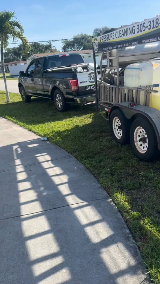 #pressurewashing #roofcleaning #softwashing #tnacleans #tnawedontplay call today for a free estimate 3053189961 www.tnacleans.com