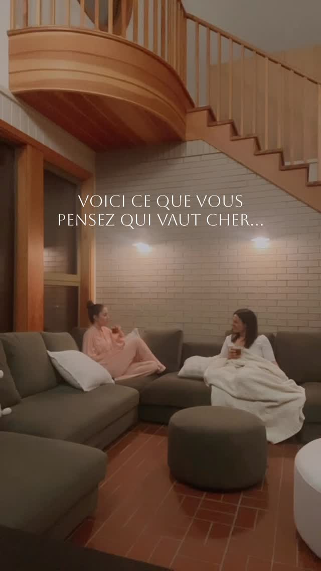 ✨ Ce qui coûte le plus cher dans une vie… n’est souvent pas ce qu’on pense. ✨
Nous passons des années à courir après des choses visibles comme :
Une plus grande maison.
Une meilleure voiture.
Le prochain voyage.
Le prochain achat.
Le prochain objectif.
Mais pendant ce temps… nous dépensons parfois nos ressources les plus précieuses sans même nous en rendre compte.
⌛️ Notre temps
⚡️ Notre énergie
🎯 Notre attention
❤️ Notre santé
Et contrairement à l’argent… certaines de ces ressources ne se récupèrent pas aussi facilement.
C’est d’ailleurs une des plus grandes prises de conscience que j’ai eues dans les dernières années.
Aujourd’hui, je prends mes décisions différemment.
Pas seulement selon ce que quelque chose va me rapporter… mais aussi selon ce que cela va me coûter intérieurement. 💭
Parce qu’au final, une vie alignée ne se construit pas uniquement avec plus.
Elle se construit aussi avec ce qu’on choisit de protéger.
Émilie xo
P.S. Je pense sincèrement que c’est un message que beaucoup de gens ont besoin d’entendre en ce moment.
