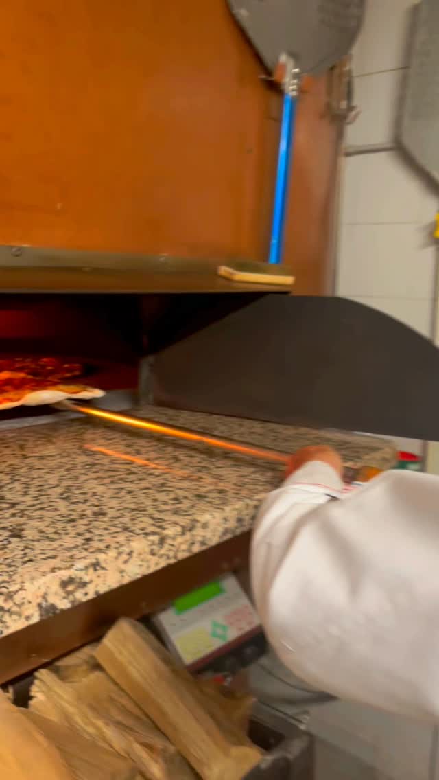 🍕 La vera Pizza Margherita nasce dalla semplicità… ma solo nelle mani giuste diventa arte.
Alla Pizzeria La Ruota di Evandro, Evandro sforna ogni Margherita con una cottura perfetta nel forno a legna, lasciando che il profumo dell’impasto e del pomodoro incontri, solo alla fine, il tocco finale: basilico fresco e olio extravergine d’oliva versato a crudo. 🌿✨
Una tradizione che affonda le radici nella storia della vera pizza italiana: si racconta che la Pizza Margherita nacque nel 1889 a Napoli, creata in onore della Regina Margherita di Savoia con i colori della bandiera italiana — rosso pomodoro, bianco mozzarella e verde basilico. 🇮🇹
Da allora il segreto è rimasto sempre lo stesso: ingredienti semplici, qualità assoluta e mani esperte.
📍 Via Aldo Moro 97, 64014 Martinsicuro (TE)
📞 0861 432068
📲 WhatsApp: +39 345 7262066
Prenota ora il tuo tavolo direttamente dal sito:
www.laruotadievandro.it
#PizzeriaMartinsicuro #PizzaMargherita #PizzaFornoALegna #LaRuotaDiEvandro #VeraPizzaItaliana