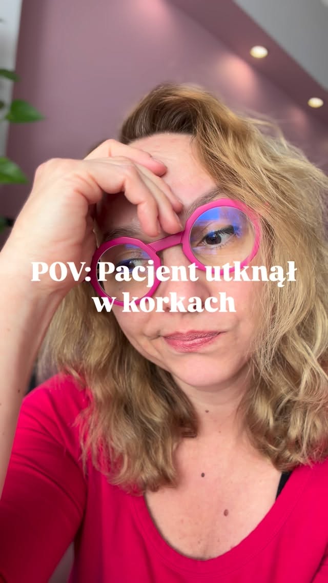 POV: pacjent utknął w korkach…
(no cóż… bywa 😉)
Tymczasem terapeuta…
korzysta z okazji i robi sobie szybkie opracowanie lwiej zmarszczki ✨
Akupunktura kosmetyczna to mój ulubiony sposób na naturalne odmładzanie – bez przerysowania i bez „zamrażania” mimiki.
Delikatne igły pobudzają skórę do regeneracji, poprawiają krążenie i rozluźniają napięcia mięśniowe, które tworzą zmarszczki.
Efekt? Świeża, rozluźniona twarz i glow, którego nie da się podrobić 💫
Jeśli chcesz zadbać o swoją skórę w zgodzie z ciałem – zapraszam 🤍
Zaopiekuj się sobą w Bertha Holistic.