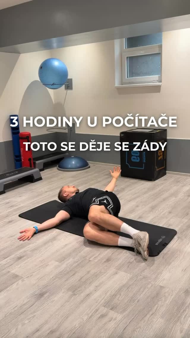 3 hodiny u počítače a záda už dávají najevo, že nejsou spokojená. 👨🏽💻🏋🏽♂️
Cítíš tuhost, bolest a čím déle sedíš, tím je to horší?
👇🏽 Tady jsou 3 strečinky, které tohle začnou řešit.
✅ 1/3 Upper Trap Stretch – uvolní napětí mezi krkem a ramenem.
✅ 2/3 Levator Stretch – cílí na sval, který táhne lopatku nahoru.
✅ 3/3 Open Book Stretch – otevře hrudník a rotační mobilitu hrudní páteře.
Dělej každý cvik 30–45 sekund, 2–3× denně.
Nejlépe ráno, v poledne a po práci.
Není to rychlý fix, ale je to základ, bez kterého bolest nepřestane. Potom je nejlepší začít cíleně cvičit pro posílení. 🤗💪🏽
💾 Ulož si tento post – budeš ho potřebovat a sleduj můj profil @brotas_fitness pro další videa.
#brotasfitness #kancelar #prace #bolestzad #cviceni