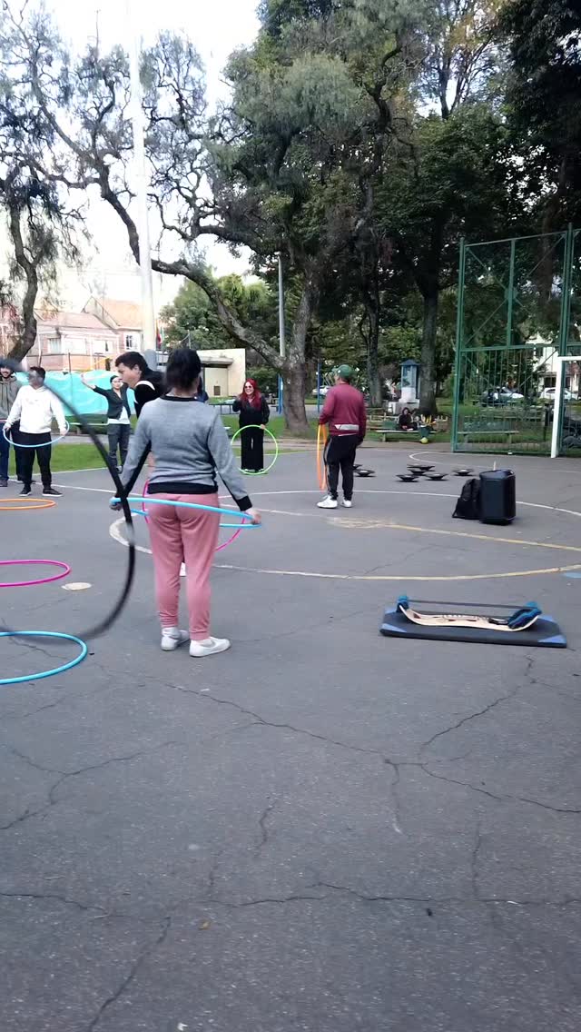 No olvides seguir nuestra cuenta @escuelaslackbogota
El miércoles vivimos nuestra primera clase masiva en Teusaquillo. Ya empezamos el ciclo de entrenamiento en la localidad y vamos a estar acompañando durante los próximos 2 meses los miércoles y domingo a tejer comunidad.
¿Quieres asistir? Es gratis 😁
Aún quedan algunos cupos.
#slackboard #Slackline #desarrollopersonal #hulahoop #balanceboard