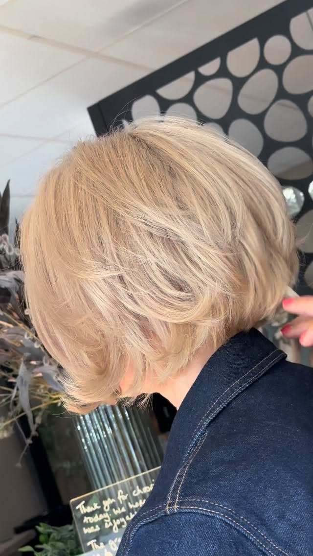 If you ever needed a sign to have the bob cut …. This is it 🙌🏼
Wow 🤩
A beautiful choppy bob with loads of texture and feminine energy 😍
Stunning work by Mags 🤍
#bobhairstyles #blondehair #quorndon #leicesterhairstylist #leicesterhair