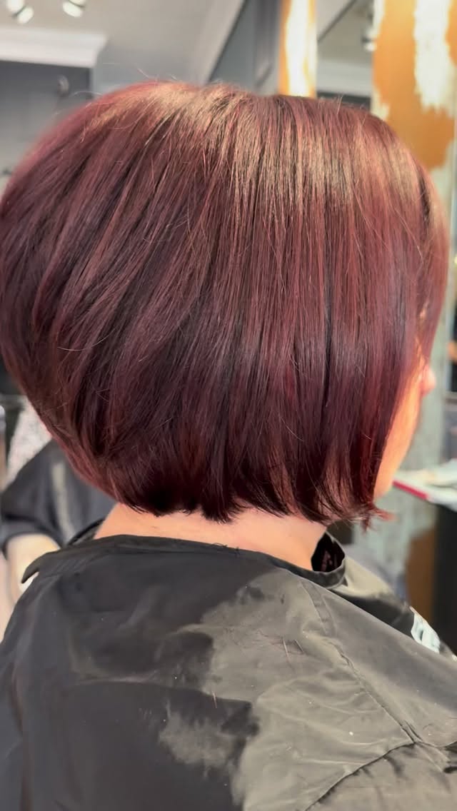 Square length bob with soft inverted layers to start the week off 💫 Hair: Victoria