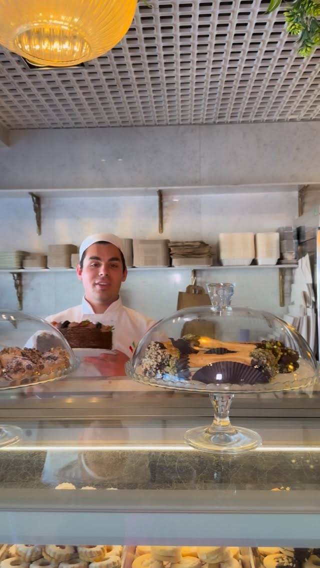 The sun is shining and a little bit of magic from Carlo ☀️🍰
Nothing beats homemade, especially when it’s made with love.
Custom cakes are always available at Nonna’s Kitchen 🎂