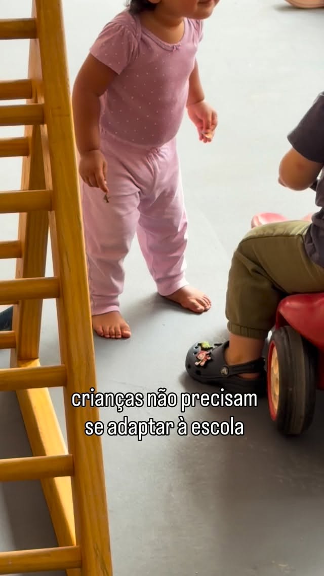 A infância não é uma preparação para algo que vem depois.
Ela é o agora.
Quando a criança tem liberdade para explorar, se movimentar, imaginar e sentir, ela não está “só brincando”.
Ela está construindo autonomia, confiança e repertório para a vida inteira.
Na Escola Circular, a gente acredita que o aprendizado começa no corpo, na experiência e na relação com o mundo.
Sem pressa.
Sem antecipações.
Com presença de verdade.
Se essa forma de viver a infância faz sentido para você, venha conhecer a nossa escola. 🌿