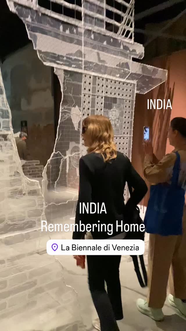India, en la Bienal de Venecia, evoca el pasado, los recuerdos y reflexiona sobre la real identidad - cuáles son nuestras raíces? Dónde nacimos o donde crecimos? @indiainvenice @gssjodhpur @nmacc.india @exhibit320 #artecontemporaneo #indiainvenice #rememberinghome #india #bienaldevenecia India, en la Bienal de Venecia, evoca el pasado, los recuerdos y reflexiona sobre la real identidad - cuáles son nuestras raíces? Dónde nacimos o donde crecimos? @indiainvenice @gssjodhpur @nmacc.india @exhibit320 #artecontemporaneo #indiainvenice #rememberinghome #india #bienaldevenecia