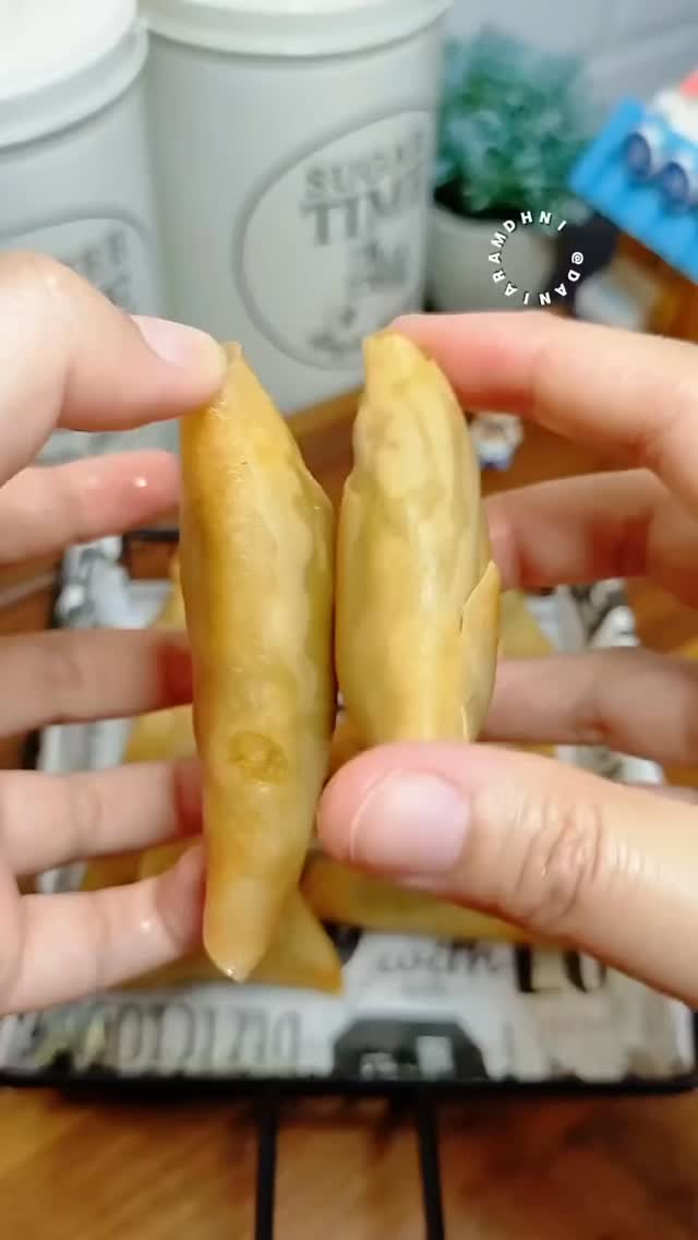 Repost from @daniaramdhni 😍
Kulitnya crispy, isinya beef melimpah + bumbu rempah yang bikin nagih 🤤🔥
Sekali gigit langsung susah berhenti! Cocok buat camilan, ide jualan, atau teman nonton 😍🥟
Jangan lupa garamnya pakai garam dari @nutrisalin
Keunggulan garam Nutrisalin:
-Mengandung kalium
-Magnesium
-Yodium
-Teksturnya kering & tidak menggumpal
-Lebih halus & warna putih
-Rasa asin senikmat garam dapur
BAHAN:
250 g daging giling
2 siung bawang putih
1 bawang bombai
1 buah wortel
2 cabai hijau besar
1 batang daun bawang
3 sdm bubuk kari instan
1 sdt garam nutrisalin
1 sdt gula
1 sdt kaldu sapi bubuk
Spring roll
#Garamdiet #garamsehat #nutrisalin #mausehatpakenutrisalin #healthypeople sehatsehatsehat hipertensi byehipertensi
