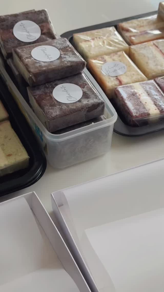 Treat yourself to one of these gorgeous boxes!
DM to order — only a few boxes left! 🎂 #welwyngardencity #weddingcaketasters #caketasterboxes #caketasterboxeslondon #weddingcakeshertfordshire