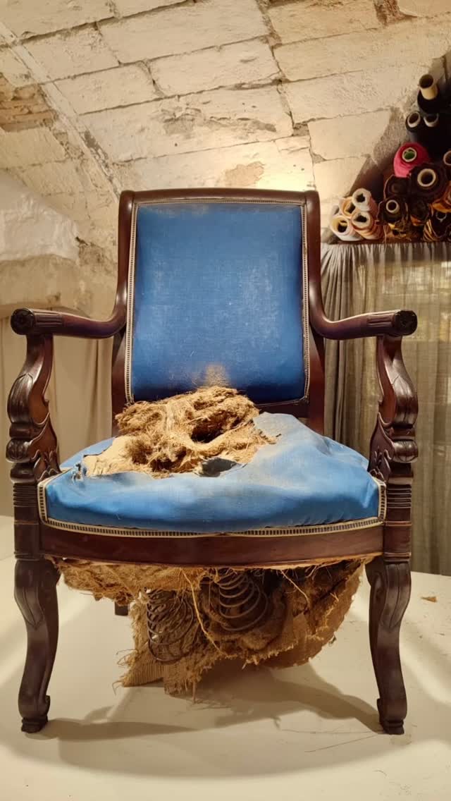 Réfection complète d’un fauteuil de style.
Restauration dans un tissu @jabanstoetz très doux au touché et Aqua clean.
Finition crête Annecy @passementeries_idf
#artisansgardois
#savoirfairefrancais
#tapissierdecorateur
#interiordecoration