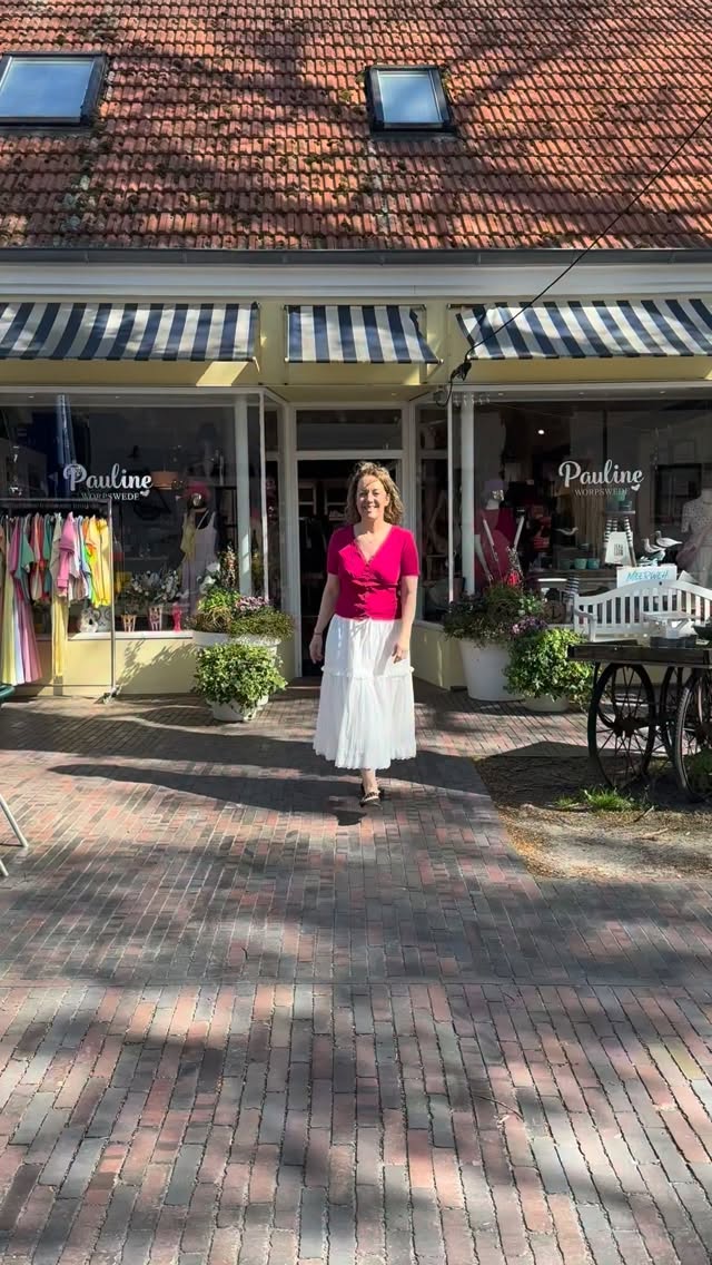 Sommergefühle vor unserer Haustür 🩷
Dieser Look macht einfach gute Laune — und genau das soll er auch! Das Vianne Tight T-Shirt von Oh April in Berry Whip trifft auf den Christel Midi Skirt in White — und zusammen sind die zwei einfach ein Traum 🌸
Lässig, feminin, sommerleicht. Genau das richtige für die ersten warmen Tage!
🩷 Shirt: 69,00 € → www.paulineworpswede.de/product-page/oh-april-vianne-tight-t-shirt-berry-whip
🩷 Rock: 99,00 € → www.paulineworpswede.de/product-page/oh-april-christel-midi-skirt-white
Auch bei uns im Shop erhältlich — kommt vorbei!
Pauline | Bergstraße 26 | 27726 Worpswede | Mo–So 11–18 Uhr
#OhApril #Sommeroutfit #Worpswede #Paulineworpswede #Frühlingsmode