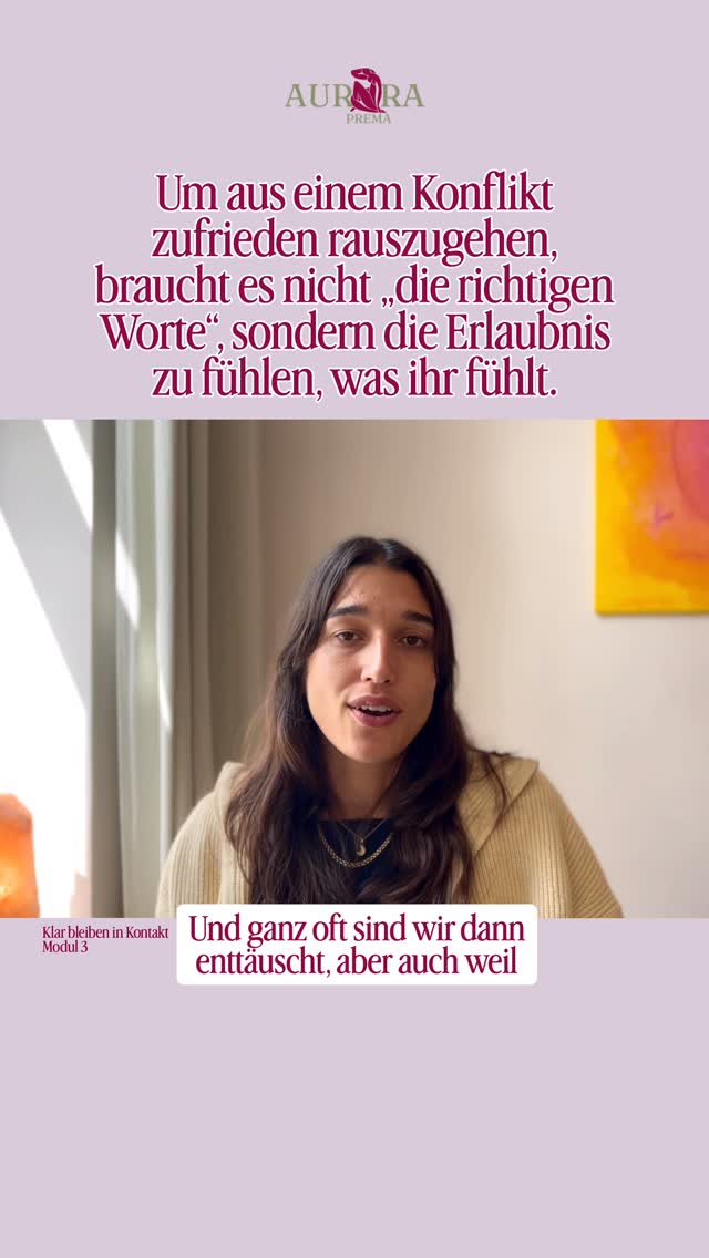 Wenn du die Erwartungen hast, dass er „das Richtige“ sagt (das heißt eine vorgefertigte Reaktion in deinem Kopf hast), hast du eigentlich schon verloren.
Das Problem: Wir gehen meist mit so viel weniger Ressourcen und Kapazität in einen Konflikt, als wir sonst haben - fühlen uns eng, angespannt, verhärten…
Aus dieser Haltung heraus erwarten wir dann „die Richtige“ Antwort. Weil wir bereits kaum inneren Raum mehr haben.
Anstatt anzuerkennen, dass das, was wir uns wünschen keine reinen Worte sind, sondern eine Erlaubnis gegenüber dem, was wir fühlen.
Prüf mal für dich nach: Wie viel Erlaubnis kannst du dem anderen eingestehen seine Reaktion zu haben? Oder versuchst du diese Reaktion zu kontrollieren & zu beeinflussen?
Und was verändert sich für dich, wenn es nicht darum geht bestimmte Gefühle in dir oder im anderen zu umgehen, sondern deren Existenz anzuerkennen?
„Klar bleiben in Kontakt“ ist in the making und kommt noch im Mai raus!!
Du lernst, wie du an dem festhalten kannst, was dir wichtig ist, dich im Gespräch regulieren kannst und wie du deine Wut ohne Angriff & Opferhaltung in Klarheit umwandelst 🔥🔥