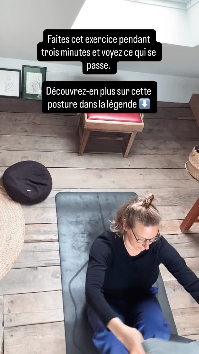 Cette torsion allongée ne concerne que la colonne vertébrale...La rotation douce masse le long du trajet du nerf vague. Ce nerf qui contrôle toute votre réponse de repos et de digestion.
Sans ou avec une sangle on laisse le corps s’abandonner complètement, quelque chose de plus profond se produit. Le ventre s’assouplit. L’intestin envoie un signal de sécurité au cerveau. La respiration s’approfondit d’elle-même. L’expiration s’allonge sans même que l’on y pense. Et une expiration plus longue signifie que votre système nerveux vient de passer du mode combat/fuite au mode repos/digestion.
Si vous avez l’impression que votre épaule pend dans le vide, placez un boudin ou un oreiller sous vos jambes. Laissez tout votre corps trouver un point d’appui. C’est là que la magie opère.
Suivez- moi et enregistrez cette publication pour la prochaine fois.
Vous vous dites que vous n’avez pas le temps ? Parfait ! Il suffit de 3 minutes pour faire cette posture des deux côtés :) N’oubliez pas : c’est en faisant de petits exercices réguliers que l’on y arrive ! :)
Si vous recherchez des exercices simples pour soutenir votre système nerveux et intégrer le yoga à votre quotidien…venez participer à mes cours hebdomadaires, ou rejoignez mon atelier de yoga et de bain de gong l’après-midi ou une journée de retraite...
Saviez-vous que vous pouvez demander un cours particulier ? Juste pour vous ou pour un petit groupe d’amis ou de famille ? Je serais ravie !
#yogabretagne #nervoussystemhealing #somaticyoga #embodiedyoga #vegusnerve