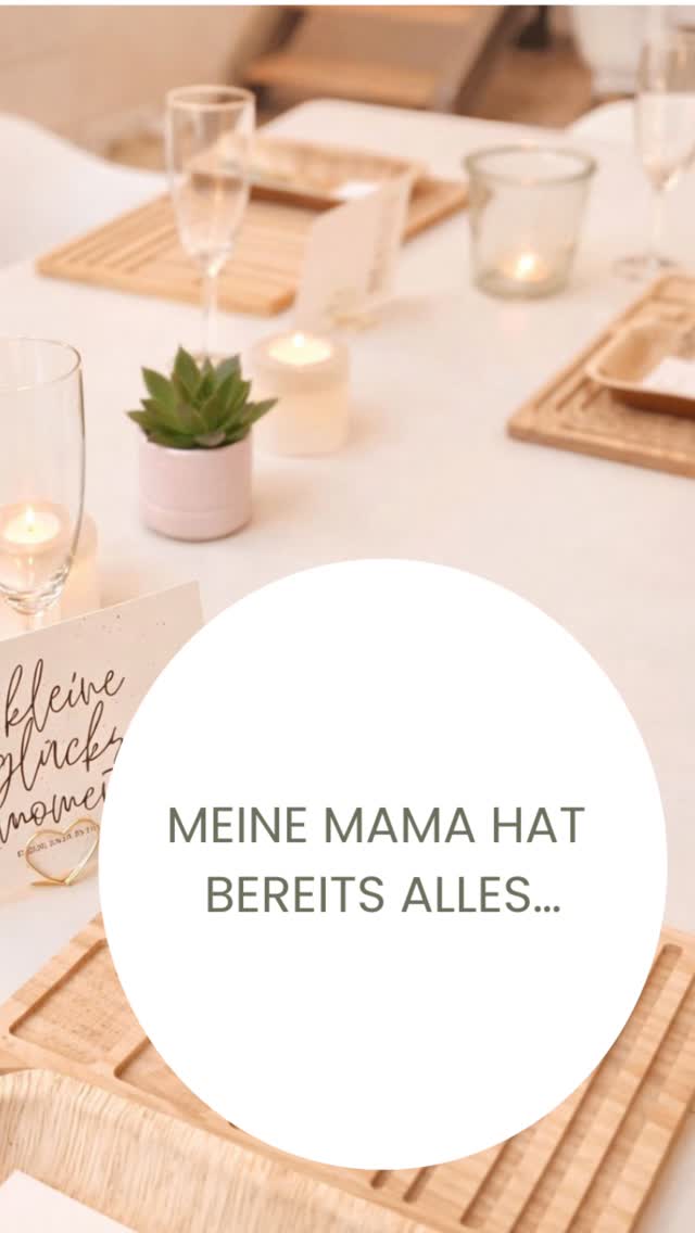 Meine Mama hat bereits alles…
Aber gemeinsame Zeit?
Davon haben wir oft viel zu wenig.
Wie wäre es mit einem entspannten Samstag im Vivescam Atelier?
Gemeinsam Edelsteine aussuchen, kreativ sein, lachen, reden und ein eigenes Summer Anklet / Fusskettchen gestalten.
Oder du schenkst ihr einen Gutschein für einen gemeinsamen Workshop bei mir – ganz in Ruhe, wenn es für euch passt.
Kein Geschenk, das herumliegt.
Sondern ein Erlebnis.
Eine Erinnerung.
Zeit miteinander.
Summer Anklet Workshop oder Gutschein für gemeinsame Atelierzeit im Vivescam Atelier in Bubikon.
Schreib mir „MAMA“, wenn du einen entspannten Samstag oder einen Gutschein für gemeinsame Zeit verschenken möchtest.