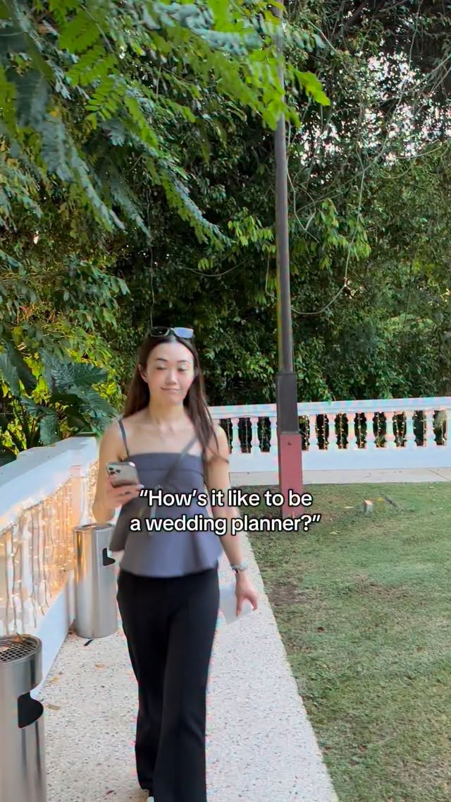 I am a wedding planner in Singapore⦠but always more than that on the job.
I show up as your planner and somehow leave as your videographer and flower girl.
Not in the job description⦠but always part of the job.
& thank you @debs_omolola for choosing me to plan your parentsā beautiful vow renewal! š¤