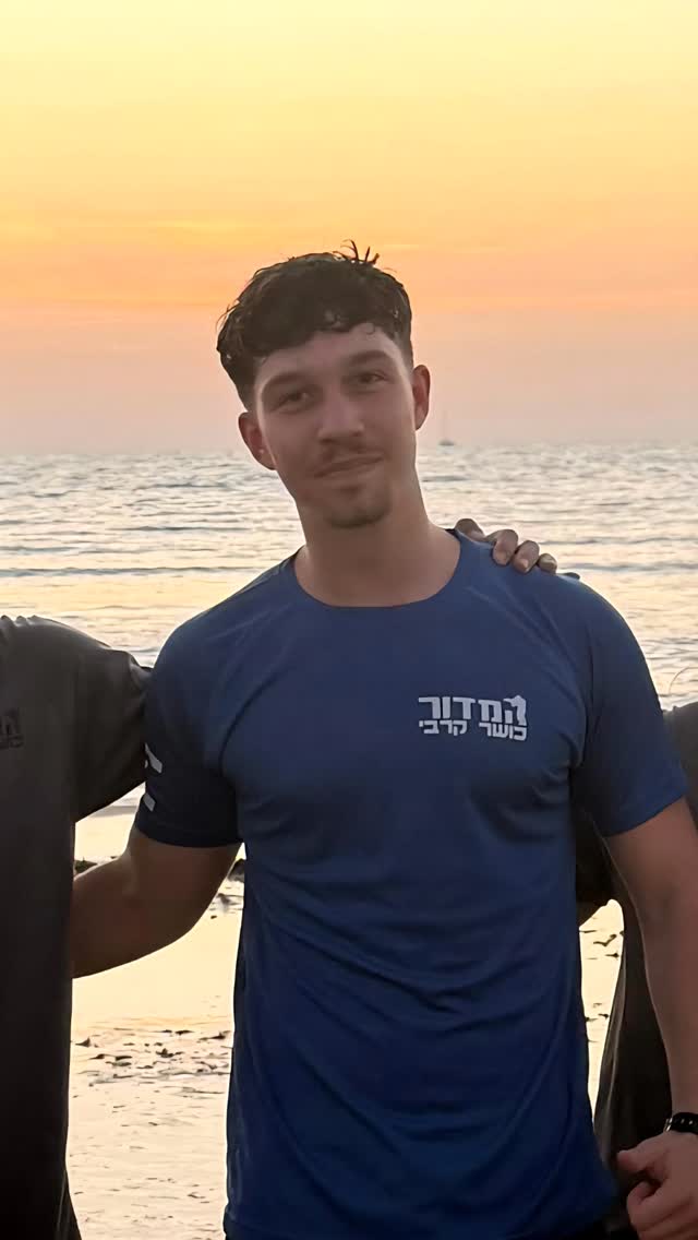 ברכות לנתנאל מצוות הרצליה שקיבל את הכחולה!
אחרי תקופת אימונים ארוכה שלאורכה נתנאל הוכיח התמדה, רצון אמיתי להצליח, הגעה לאימונים בכל מזג אוויר ובעיקר שימש דוגמה אישית נהדרת לכל חבריו לצוות ודחף את הצוות קדימה - הגיע הרגע להעניק לו את חולצת עוזר המדריך, תפקיד עם המון אחריות ומשמעות!
סומכים עלייך שתמשיך להעיף את כולם באוויר, גאים בך
מכל צוות המדור!
#יוםסיירות #טיס #כושרקרבי #שייטת13 #סיירתמטכל