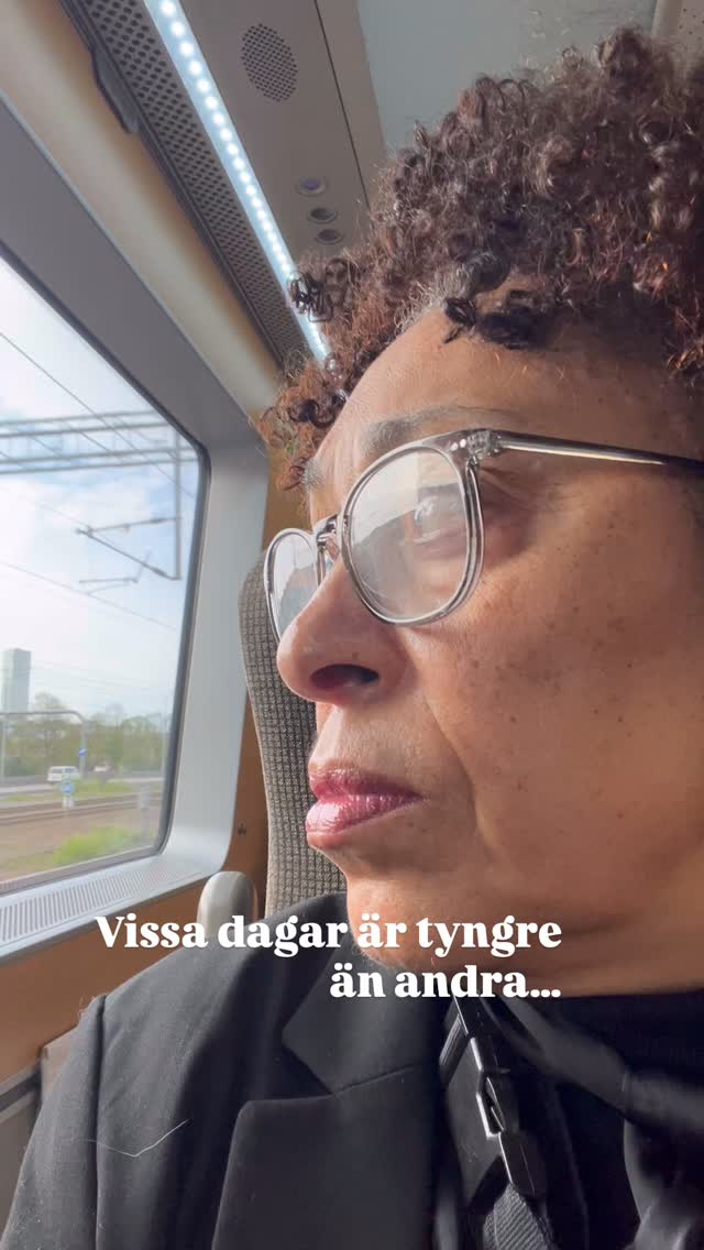 Idag begravde vi vår älskade Maria i Göteborg.
Hon blev 62.
Hennes bortgång blev hastig och oväntad för alla oss.
Själv träffade jag Maria och hennes ( och senare även min) storasyster Anna i 12-13 års åldern.
Marias och min vänskap växte under åren och blev allt djupare hur äldre vi blev.
Hennes röst liksom hennes åsikter var omistligt starka och hon var en obrottsligt lojal vän.
Det var många gånger särskilt de senaste 15 åren där jag hämtade stort stöd och kraft från hennes klara rakhet.
Tack Maria för att du i 50 år varit min syster!
Tack Mikael ♥️ Anna & Kalle, Linn & Pontus och Carl & Fanny för att vi som älskade henne fick ta ett sådant fint farväl.
Hon fattas mig 💔