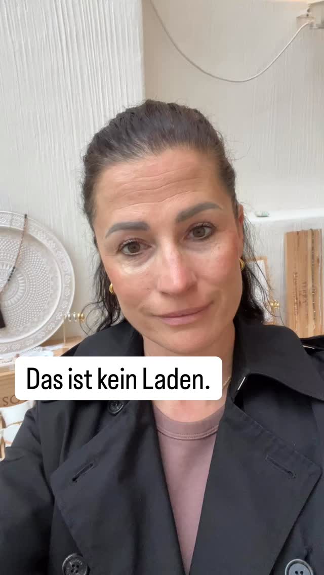 Viele suchen ein Geschenk.
Aber eigentlich suchen sie etwas anderes:
Zeit. Ruhe. Einen Moment, der nicht zwischen Tür und Angel passiert.
Genau dafür gibt es mein Vivescam Atelier in Bubikon.
Hier gestaltest du deinen Edelsteinschmuck selbst – in Ruhe, mit schöner Auswahl an natürlichen Edelsteinen und persönlicher Begleitung.
Für dich.
Für deine Mama.
Für deine Freundin.
Für gemeinsame Zeit, die bleibt.
Schreib mir „ATELIER“, wenn du Infos zu Workshops oder Gutscheinen möchtest.