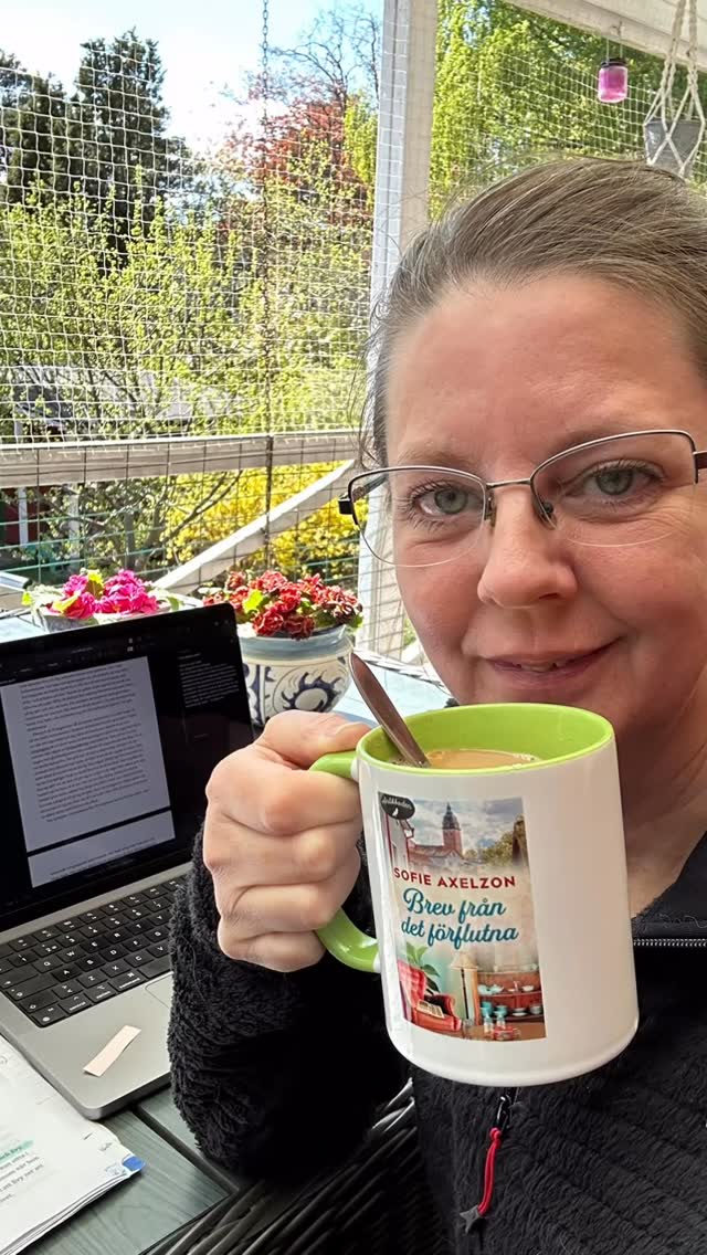 Nyss hemkommen från veckans omgång som babysimledare. 💦 Ska nu byta hatt och med en för ändamålet perfekt kaffemugg ta mig an de sista skälvande timmarna av redigeringen av nästa manus: Brev från det förflutna. Deadline idag. 😅📚
#antikboden #närdrömmarnaslårin #brevfråndetförflutna #historiskamedia #deadline