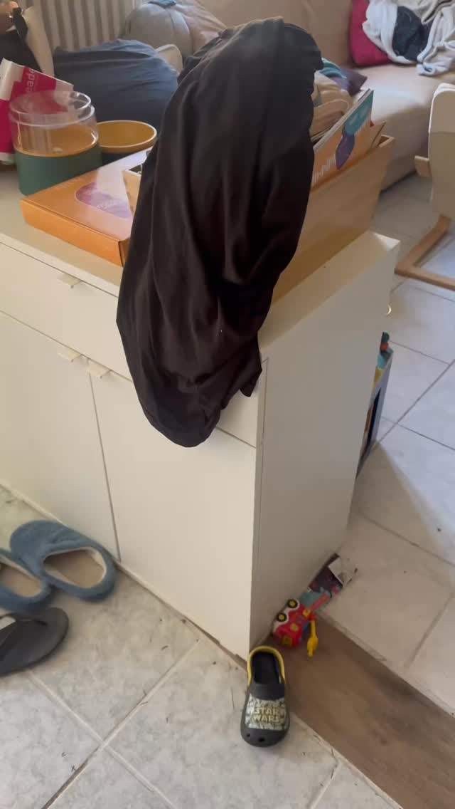 Il y a quelque temps, je suis intervenue chez une maman de 2 enfants en bas âge ❤️
Une jeune femme qui, comme beaucoup, a simplement… fini par perdre pied.
👉 Un déménagement
👉 Une maison encore en travaux
👉 Le quotidien qui déborde
👉 Un TDAH qui complique l’organisation
👉 Et un burn-out qui est venu tout ralentir encore plus
Alors petit à petit, les cartons sont restés.
Les objets se sont accumulés.
Les placards sont devenus des zones de stress.
Et la maison n’était plus un refuge, mais une charge mentale permanente.
Et tu sais quoi ?
Ce n’est ni de la flemme.
Ni un manque de volonté.
Ni “juste un problème de rangement”.
C’est juste une bande passante insuffisante pour tout gérer donc les objets passent au second plan et c est normal!
Parfois, la vie s’accumule plus vite que notre capacité à gérer 💭
Depuis 7 ans, mon métier de home organiser, ce n’est pas juste ranger des placards.
C’est aider les personnes à retrouver de l’air, de la clarté et un peu de sérénité chez elles… et souvent aussi dans leur tête.
Pendant cette mission, nous avons désencombré, trié, réorganisé.
Mais surtout : nous avons remis un peu de calme dans le chaos ✨
Et honnêtement ?
Demander de l’aide quand tout devient trop lourd, ce n’est pas un échec.
C’est parfois le premier vrai pas pour aller mieux ❤️
Alors si toi aussi tu te sens dépassée par ta maison, sache une chose :
Tu n’as pas besoin d’attendre d’être au bout du rouleau pour te faire accompagner.
Sandra, ta Home Organiser passionnée ❤️
#HomeOrganizer #HomeOrganiser #OrganisationMaison #ChargeMentale #Desencombrement RangementMaison