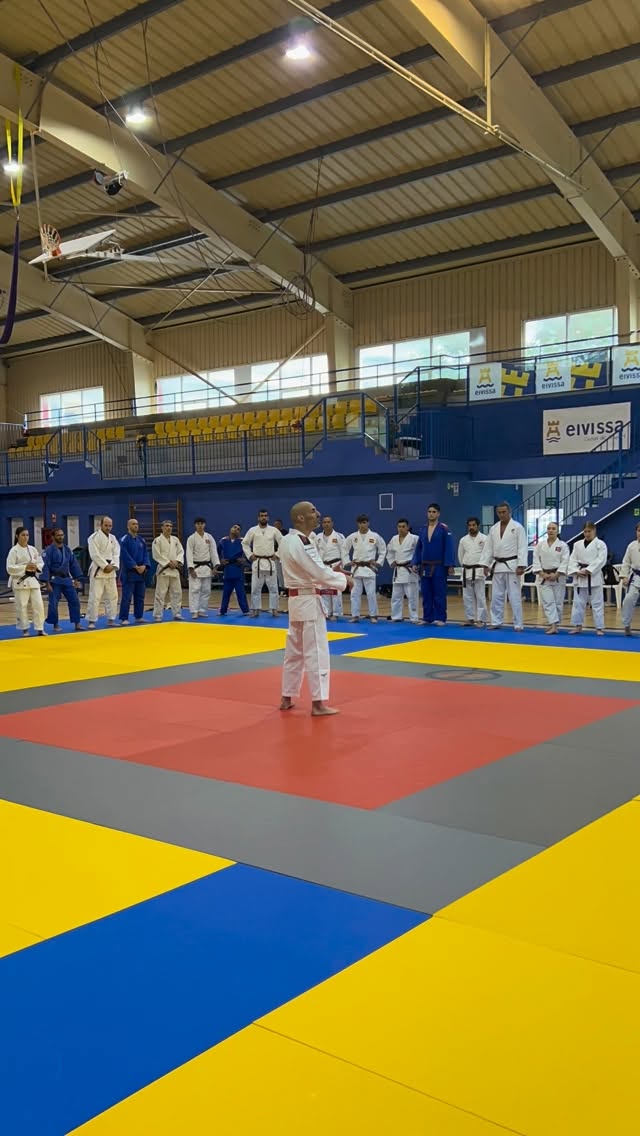 Primera sesion del stage judo ibiza 2026. Sumi gaeshi a cargo de @javidelgadoichiban , que abrio la cuarta edicion del stage y de que manera!! Como siempre excepcional su forma de explicar, transmitir y sentir el judo. Gracias!