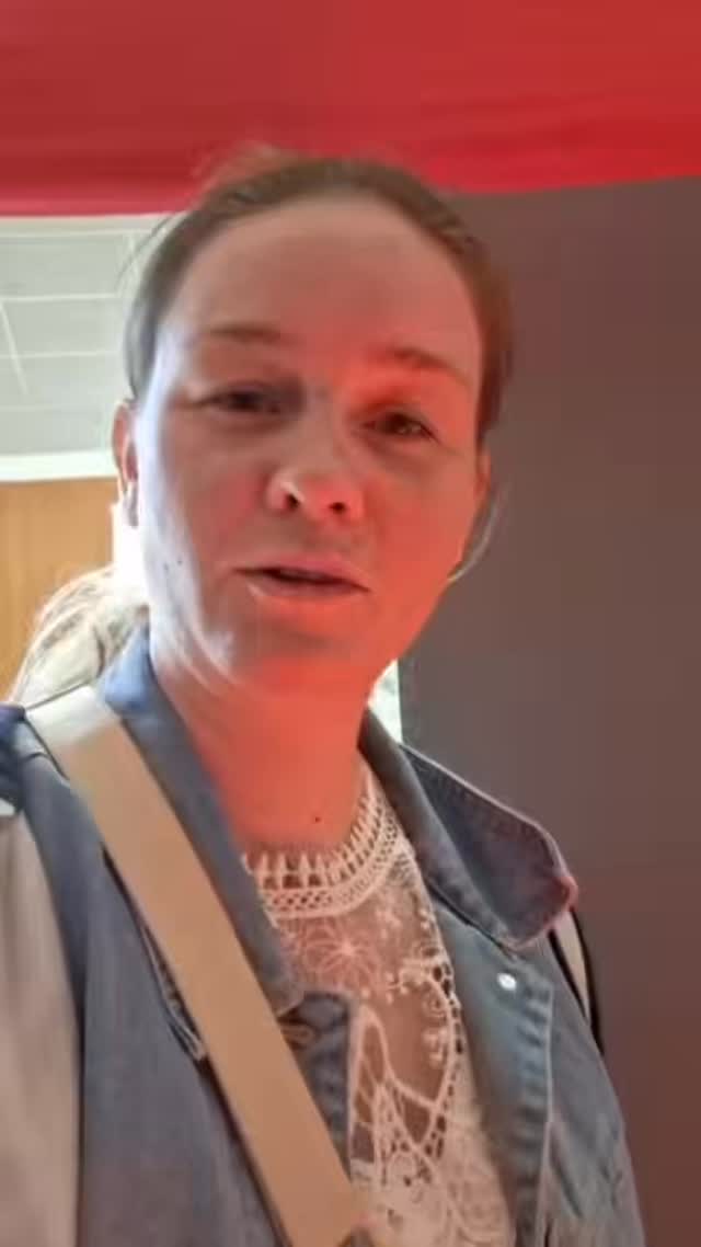 Quand les mots touchent juste… sans que rien n’ait été dit.
Certaines rencontres laissent une empreinte. Celle-ci en est une.
Merci à elle pour ce témoignage sincère et pour la confiance qu’il représente.
La chiromancie ne devine pas.
Elle lit ce qui est déjà là, inscrit dans les lignes de votre main.
📅 Consultations au cabinet · en visio · et lors des prochains salons
🔗 www.christian-vidal.fr