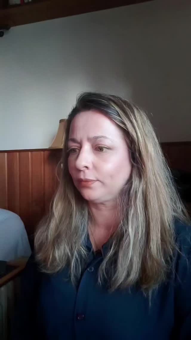 Tive que reaprender a andar, mas o mais difícil foi reaprender a viver.
Depois de estar hospitalizada, percebi que havia muito mais para reconstruir do que o corpo.
Tive que reaprender a pensar, a integrar emoções, a confiar em mim, nos outros e a sonhar.
Nesse processo, a Arte voltou a ser uma ponte. Não uma solução mágica. Não uma fuga. Não uma forma de fingir que estava tudo bem.
Mas um caminho para escutar o que eu ainda não conseguia dizer. Para dar forma ao que estava confuso. Para libertar emoções guardadas. Para encontrar clareza, presença e direção.
Nas Sessões “Arte & Transformação”, acompanho pessoas que também sentem que há algo dentro delas a pedir mudança.
Uso exercícios criativos e expressão artística como meio desbloqueador de reflexão e desenvolvimento pessoal.
Não precisas de ser artista. Não precisas de saber desenhar. Não precisas de ter as palavras certas. Só precisas de estar disponível para o processo.
Pode ter um efeito terapêutico, mas não é terapia. Não substitui acompanhamento psicológico, psicoterapêutico ou médico.
Se sentes que este processo pode ajudar-te, envia-me mensagem com a palavra ARTE e ofereço-te uma sessão gratuita para experimentares.
Rise
On
My
Love
💗