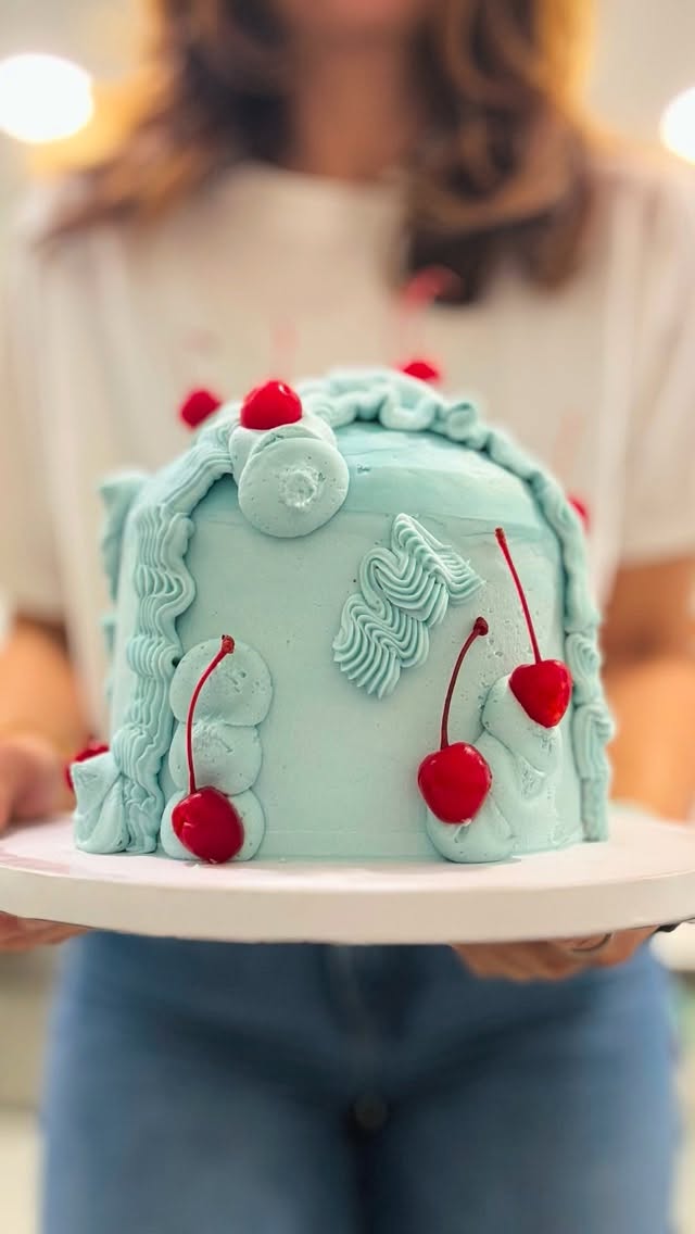 • Come sing along with me while I decorate this beauty of a cake for a very special 40th birthday 🍒🩵 •
🍰 Devil’s Food Cake
🧁 Chocolate Ganache Filling
🎂 Vanilla Buttercream
🍒 Maraschino
#trendingcakes #cherries #birthdaycake