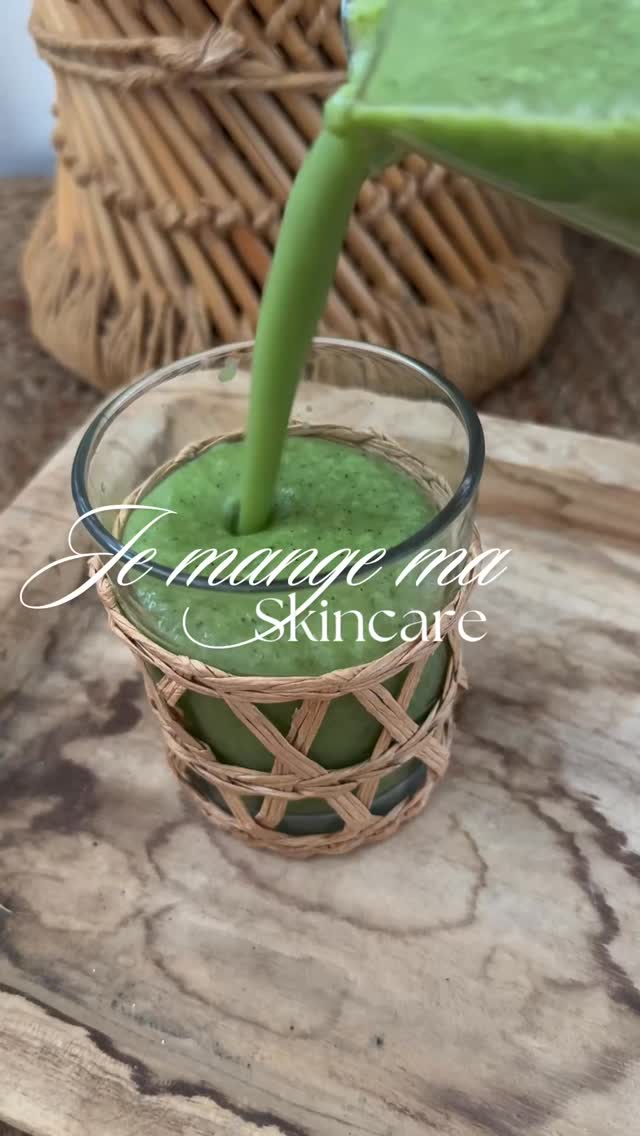 Je mange ma skincare 🌸🤍 Inspiré par le délicieux gaspacho goûté chez @gabian.marseille à Marseille voici ma version « skincare » maison.
J’aime voir ce gaspacho comme un élixir botanique.
On ne nourrit pas seulement son corps, on nourrit l’éclat de sa peau.
NOM : Gaspacho Skincare 🥒
PROPRIÉTÉS : Hydratant, Antioxydant, Purifiant. 🪞
COMPOSITION :
🥒 Concombre : hydratation
🥝 Kiwi : Éclat
🍋 Citron : Detox
🧄 Ail : Anti-inflammatoire
🌿 Persil : Drainant
Bilan : 100% nature 0 produit chimique.
Résultat : Un teint frais et une énergie au top. 🚀
Plus besoin de choisir entre santé et beauté.
#cleangirlaesthetic #jemangemaskincare #massagemarseille #gaspachoconcombre #marseille
